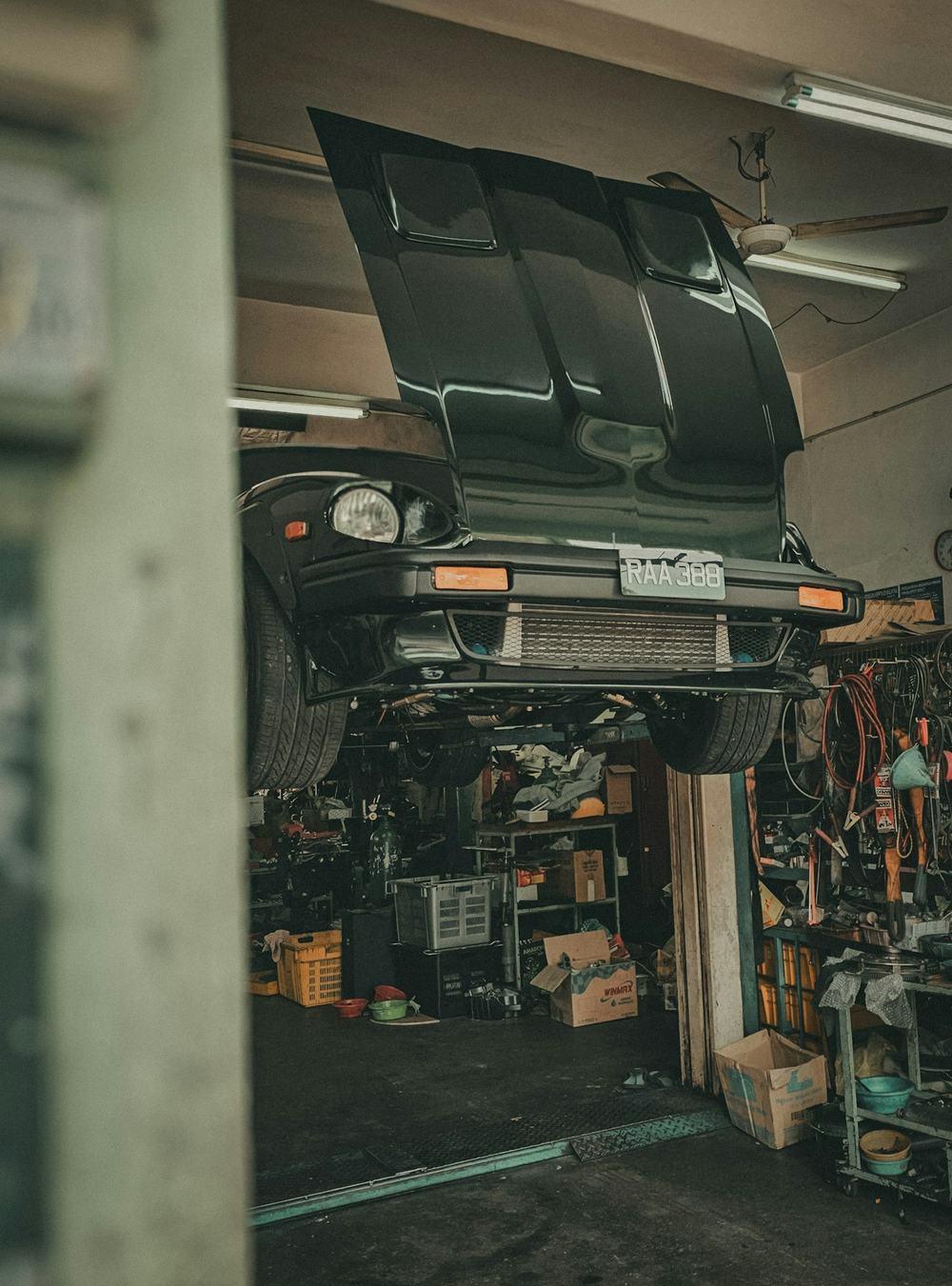 Auto en un elevador de taller